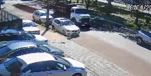 Imagem referente a Câmera flagra caminhão derramando terra na Avenida Brasil