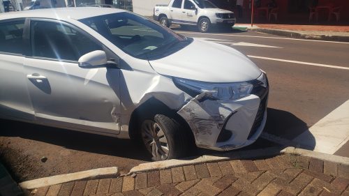 Imagem referente a Toyota Yaris bate contra utilitário na Rua Paraná, no São Cristóvão