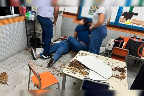 Imagem referente a Professora cai do teto de sala de aula após piso do andar em que ela estava ceder
