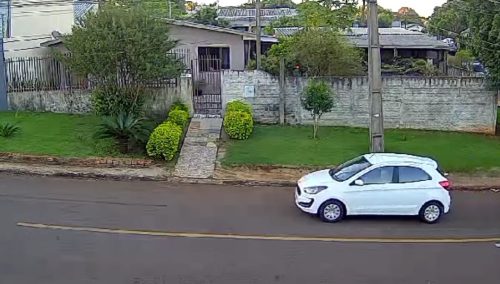 Imagem referente a Câmera registra carro passando pela Rua Ari Barroso pouco antes de acidente no Brasília