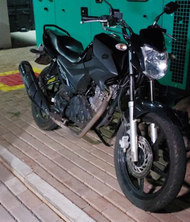 Imagem referente a Motocicleta furtada é localizada pela PM no bairro Santa Cruz