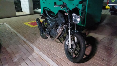 Imagem referente a Motocicleta furtada é localizada pela PM no bairro Santa Cruz
