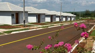 Cohapar entrega 30 casas e 45 escrituras públicas para famílias de Primeiro de Maio