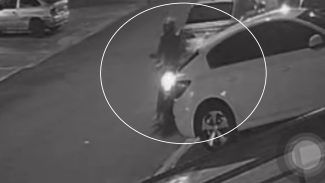 Vídeo mostra motociclista que matou Maylon Tavares da Cruz chegando ao local do crime
