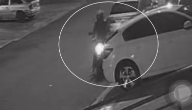 Imagem referente a Vídeo mostra motociclista que matou Maylon Tavares da Cruz chegando ao local do crime