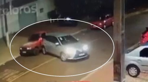 Imagem referente a Motorista procura por condutora de carro que bateu em Fiorino estacionada na Rua Xavantes