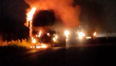 Imagem referente a Caminhão bitrem fica destruído em incêndio na BR-163 em Marechal Cândido Rondon