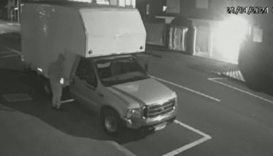 Imagem referente a Câmera flagra ação de três homens para furtar uma caminhonete no Centro