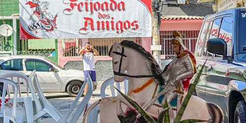 Imagem referente a Devotos de São Jorge fazem feijoada no Rio para comemorar dia do santo