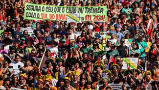 Milhares de indígenas marcham em Brasília