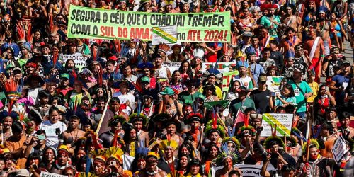 Imagem referente a Milhares de indígenas marcham em Brasília