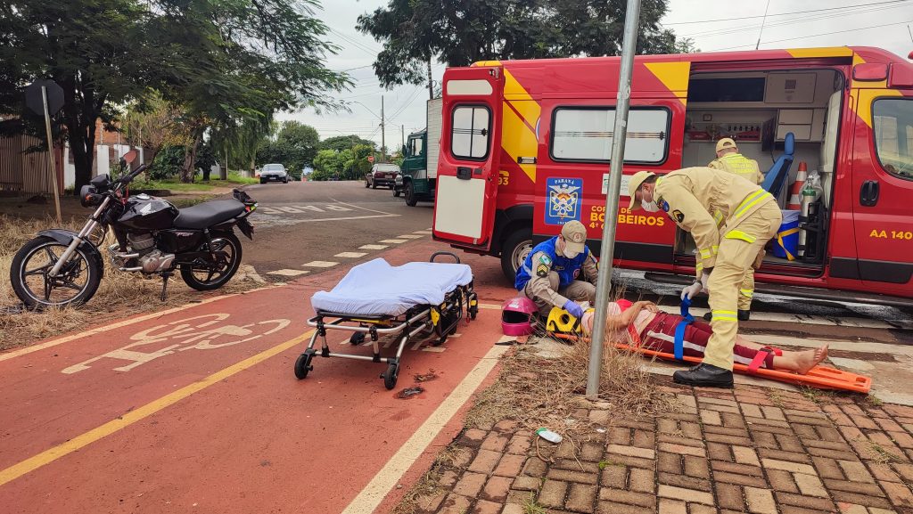 Acidente entre moto e caminhão deixa mulher ferida no São Cristóvão