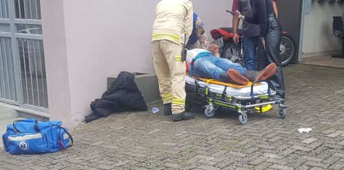 Motociclista fica ferido ao se envolver em acidente de trânsito na Rua Vitória