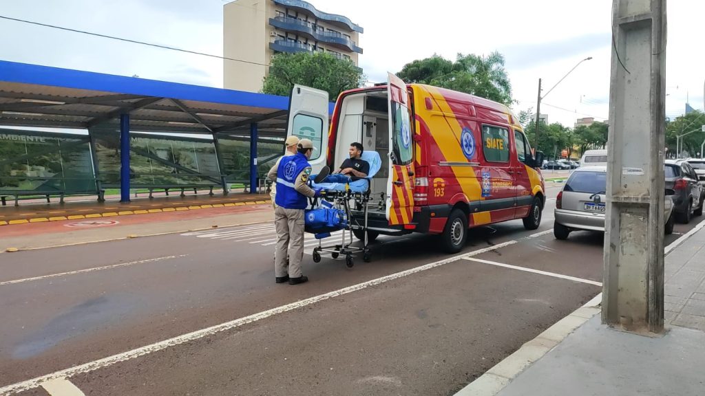 Colisão entre carro e moto deixa homem ferido na Avenida Brasil