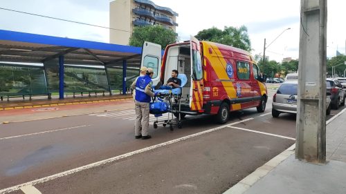 Imagem referente a Colisão entre carro e moto deixa homem ferido na Avenida Brasil