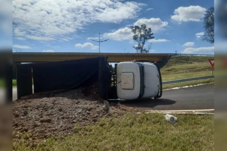 Imagem referente a Motorista sai ileso após caminhão tombar na BR-369 em Apucarana
