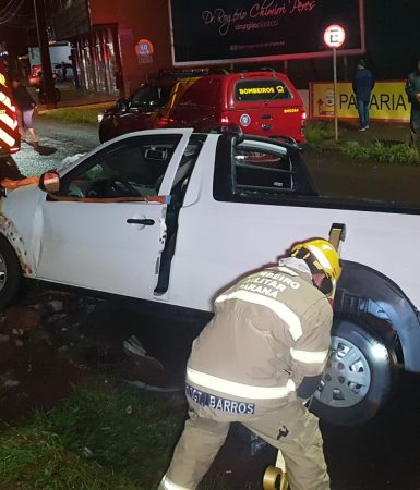 Imagem referente a Motorista de Fiat Strada sofre traumatismo cranioencefálico em acidente na Avenida Carlos Gomes