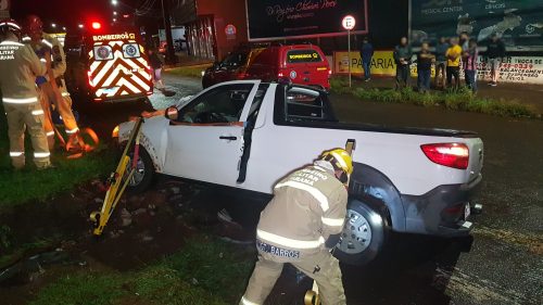 Motorista de Fiat Strada sofre traumatismo cranioencefálico em acidente na Avenida Carlos Gomes