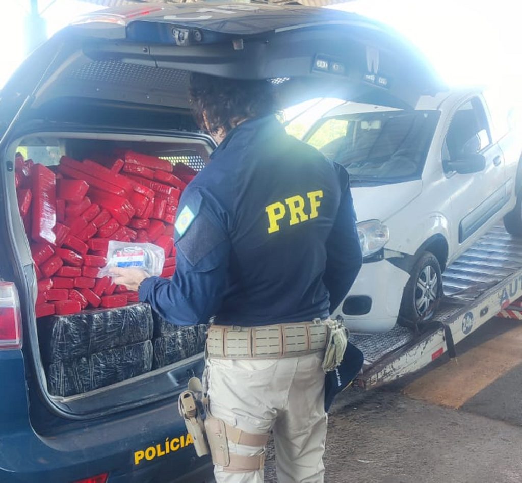 PRF apreende 348 quilos de maconha que eram transportados em veículo Uno