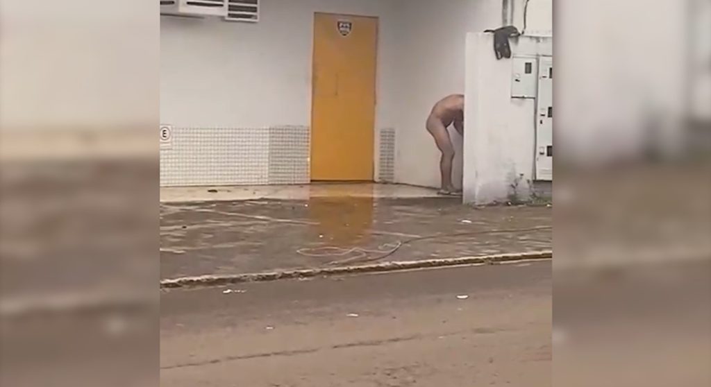 Sem pudor: Peladão toma banho em calçada no Bairro São Cristóvão