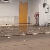 Imagem referente a Sem pudor: Peladão toma banho em calçada no Bairro São Cristóvão
