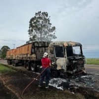 Imagem referente a Incêndio destrói cabine de carreta na PR-323 em Cruzeiro do Oeste