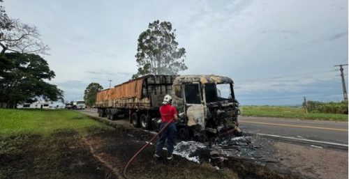 Incêndio destrói cabine de carreta na PR-323 em Cruzeiro do Oeste