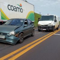 Imagem referente a Três veículos se envolvem em colisão na rodovia BR-277 e deixam trânsito lento