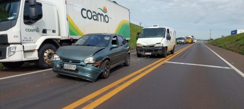 Imagem referente a Três veículos se envolvem em colisão na rodovia BR-277 e deixam trânsito lento