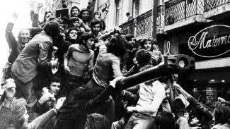 Lula celebra 50 anos da Revolução dos Cravos na Embaixada de Portugal