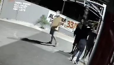Imagem referente a Vídeo mostra quarteto tentando arrombar açougue em Cascavel