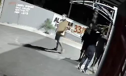 Imagem referente a Vídeo mostra quarteto tentando arrombar açougue em Cascavel