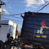 Imagem referente a Caminhão enrosca em fios, quase derruba poste e deixa casas sem energia no Santa Felicidade