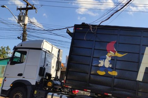 Imagem referente a Caminhão enrosca em fios, quase derruba poste e deixa casas sem energia no Santa Felicidade