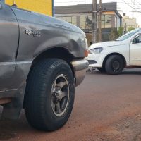 Imagem referente a Caminhonete e Voyage se envolvem em acidente na Rua Paraguai