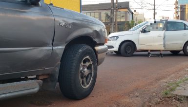 Imagem referente a Caminhonete e Voyage se envolvem em acidente na Rua Paraguai