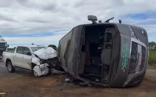 Grave acidente entre micro-ônibus e caminhonete deixa 20 pessoas feridas