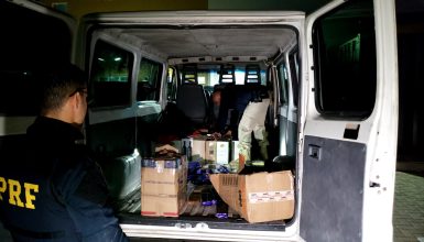 Imagem referente a Após perseguição, PRF apreende van carregada de maconha e caixas de vinho na BR-277