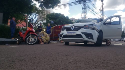 Imagem referente a Acidente entre caminhão guincho e Renault Sandero deixa mulher ferida no Centro