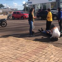 Imagem referente a Motociclista fica ferido ao se envolver em acidente com Gol na rua Barão do Cerro Azul
