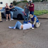 Imagem referente a Acidente entre BMW GS 850 e Jeep Renegade deixa motociclista ferido no bairro Country