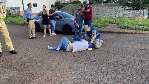 Imagem referente a Acidente entre BMW GS 850 e Jeep Renegade deixa motociclista ferido no bairro Country
