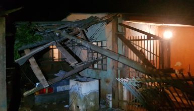 Imagem referente a Susto e prejuízo: Poste cai em cima de residência no Universitário após caminhão arrancar fios