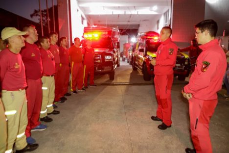 Com viaturas, barcos e helicóptero, Paraná envia força-tarefa dos bombeiros ao Rio Grande do Sul