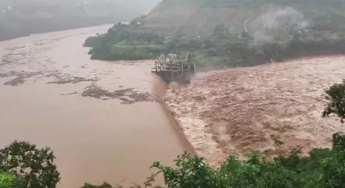 Imagem referente a Chuva intensa provoca queda de barragem e pelo menos 19 pessoas estão desaparecidas no RS