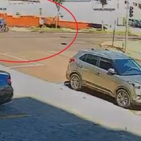 Imagem referente a Câmera flagra homem sendo atropelado por moto na Rua Antonina