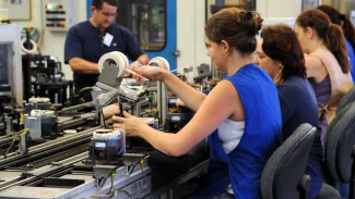 Produção industrial cresce 0,9% em março, diz IBGE