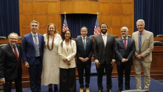 Congressistas dos EUA e Brasil articulam frente contra extrema-direita