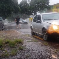 Imagem referente a Fiat Mobi e Golf se envolvem em acidente na Rua Xavantes