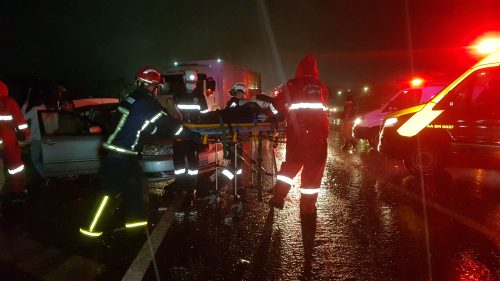 Três pessoas, entre elas uma grávida, ficam feridas em forte colisão na BR-277 em Cascavel